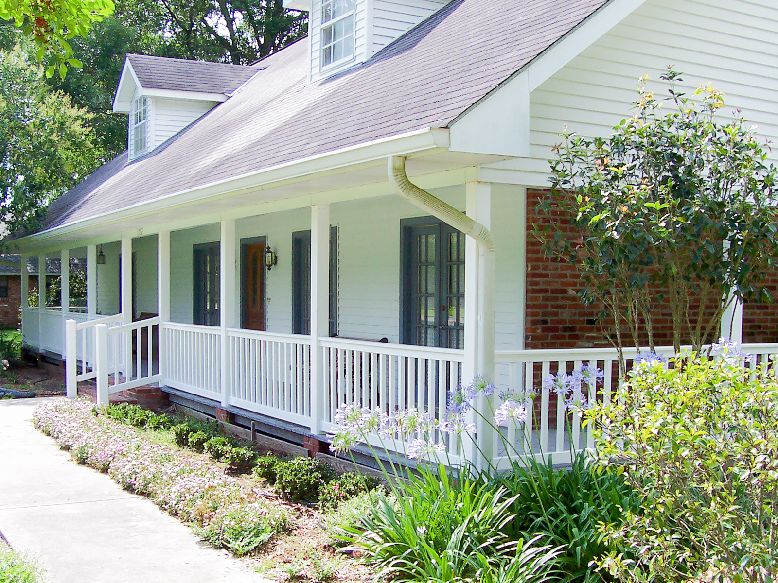 white vinyl handrail on home