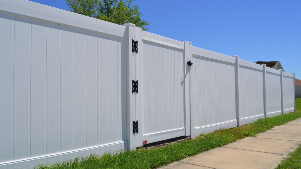 Why White Vinyl Fence Still Outperforms Painted Wood in the South