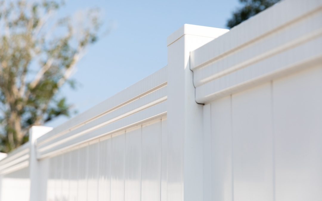 How Long Does a Fence Last? Vinyl Vs Aluminum