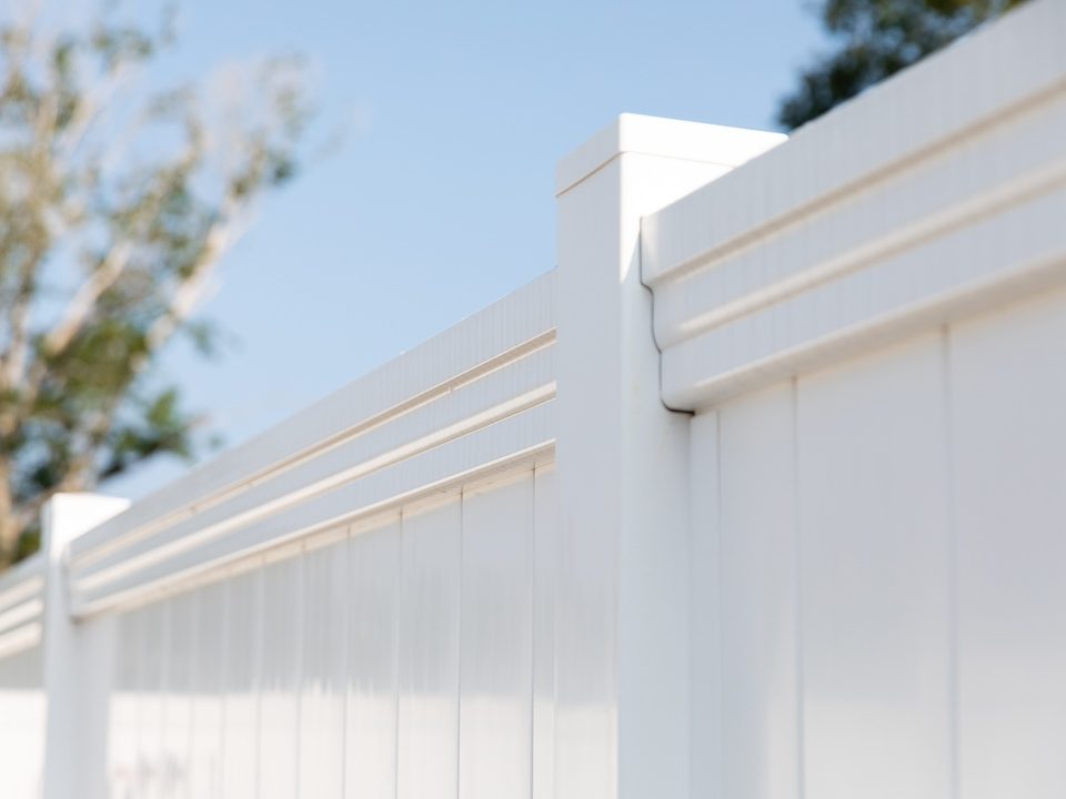 How Long Does a Fence Last? Vinyl Vs Aluminum